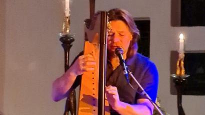 Bild: Angelika Hößl
Andy Lang zauberte mit Christine Kammerer bei einem Konzert in Kirchenlaibach keltische Klangwelten in den Kirchenraum.