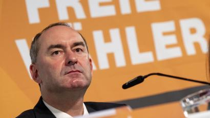 Bild: Peter Kneffel/dpa
Hubert Aiwanger, Bundesvorsitzende der Freien Wähler, nimmt an der Vorstellung der ersten Direktkandidaten für die Bundestagswahl 2025 teil.
