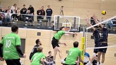 Archivbild: Hubert Ziegler
Nach zuletzt sechs Auswärtsspielen in Folge treten die Volleyballer des VC/DJK Amberg (links) wieder zu Hause an. Gegner ist die DJK München-Ost.