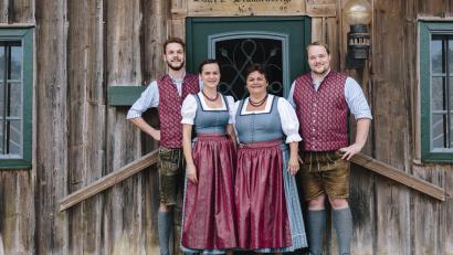 Bild: Viktoria Hofmarcher/exb
Eine der beliebtesten Volksmusikgruppen in Bayern, der "Duschlhof G'sang", kommt nach Neustadt/WN zum "Altbayrischen Adventssingen".