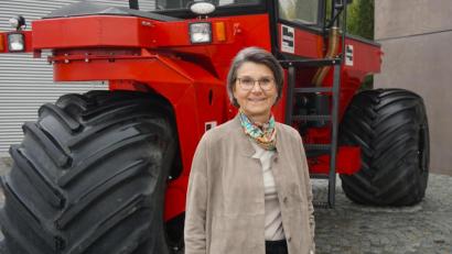 Bild: jut
Geschäftsführerin Cornelia Horsch steht vor einer der ersten Maschinen, die ihr Mann Michael vor 40 Jahren hergestellt hat. Heute sehen die Maschinen freilich anders aus – und auch die Firma selbst hat sich extrem verändert.