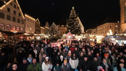 Bild: Wolfgang Steinbacher
Zur offiziellen Eröffnung des Amberger Weihnachtsmarktes am späten Donnerstagnachmittag kamen viele Menschen.
