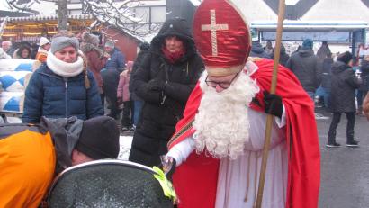 Bild: sei
Auf dem Weihnachtsmarkt beschenkt St. Nikolaus die Kinder.