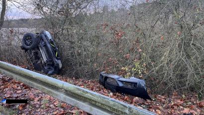 Bild: Feuerwehr Kümmersbruck
Auf der Kreisstraße 18 auf Höhe des Haidweihers kam ein Mann aus dem Landkreis von der Fahrbahn ab und landete im Graben. Er konnte sich selbst aus dem Wagen befreien.
