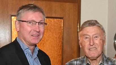 Bild: gf
Bürgermeister Franz Badura (links) gratulierte dem 95-jährigen Johann Englhard zum Geburtstag und überreichte einige Euro Amberger Stadtgeld.