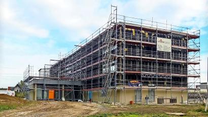 Bild: fpoz
Probleme bei der Entkernung und lange Regenperioden verzögerten die Sanierung der Jobst-vom Brandt-Schule in Waldershof. Ein Bezug zum Jahreswechsel ist nicht möglich.