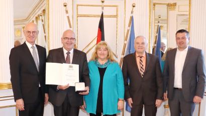Bild: Regierung der Oberpfalz/Stühlinger-Weinhändler/exb
Regierungspräsident Walter Jonas (von links) mit dem Geehrten Klaus Meyer, Ehefrau Brigitte Meyer, Landrats-Stellvertreter Günther Kopp und Zweitem Bürgermeister Christian Hebert.
