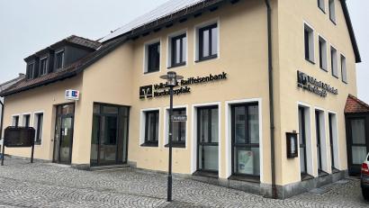 Bild: Gabi Schönberger
Die Geschäftsstelle der Volksbank Raiffeisenbank Nordoberpfalz eG am Marktplatz in Parkstein wird zum 1. April 2025 geschlossen. Die Kunden müssen ihre Bankgeschäfte dann in der Filiale in Altenstadt/WN erledigen.