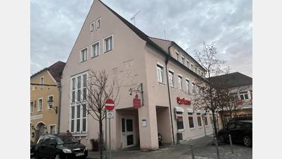 Bild: sns
Im Rahmen der Neugestaltung Stadtplatz wird über eine Sanierung beziehungsweise den Neubau des Sparkassengebäudes mit Parkdeck diskutiert.