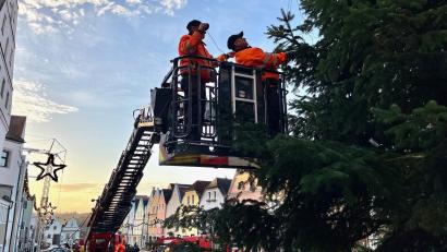Bild: Gabi Schönberger
Mitarbeiter des Städtischen Bauhofs schmücken den Weihnachtsbaum vor dem Landratsamt Neustadt/WN mit Lichterketten.