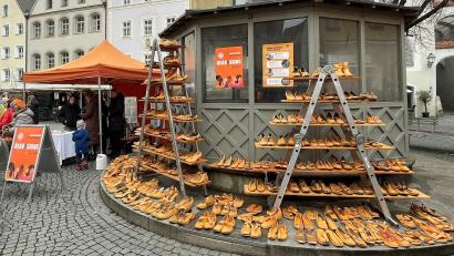 Bild: Susanne Schwab
155 Paar besprühte und von Kinderschuhen flankierte Frauenschuhe symbolisierten die Anzahl der Frauen, die nach offizieller Statistik 2023 von ihren Partnern oder Expartnern getötet wurden.