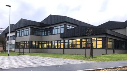 Bild: wro
Berufsschülern aus ganz Bayern und darüber hinaus lernen am BSZ Wiesau Grundlagen ihres Handwerks, doch an den Werkstätten nagt kräftig der Zahn der Zeit. Der Bereich im Vordergrund ist mit Baujahr 1981 noch der jüngste.