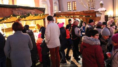 Bild: Archivbild prh
Hunderte Besucher lockt seit 42 Jahren der Weihnachtsmarkt der Musikschule auf den Platz vor den Lobkowitz-Schlössern. Am Sonntag gibt es vor allem für Kinder mit einer Bastelstube und dem Besuch des Heiligen Nikolaus samt Engel- und Zwergengefolge wieder ein abwechslungsreiches Programm.