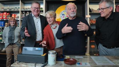 Bild: Wolfgang Steinbacher
OB Michael Cerny löst eine Wette ein und verkauft im Amberger Eine-Welt-Laden. Von links: Roswitha Hummel, OB Michael Cerny, Dr. Cornelia Siebenbürger, Dr. Helmut Kollhoff, Günther Zenger.