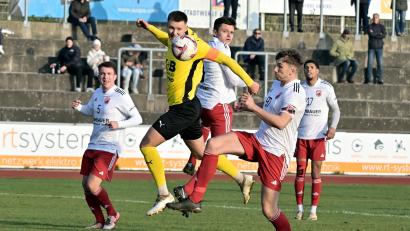 Archivbild: Hubert Ziegler
Gegen den FC Amberg gelang Nico Argauer (vorne, weißes Trikot) und seinen Teamkollegen ein starker 5:1-Auswärtssieg. Im letzten Heimspiel vor der Winterpause gegen die SpVgg Landshut sollen nun ebenfalls ´drei Punkte her.