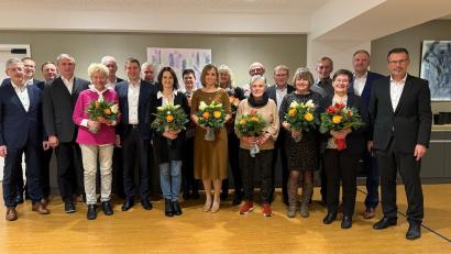 Bild: Gabriele Farnbauer/Raiffeisenbank Oberpfalz Nord-West
Für ihre Treue bedankte sich die Raiffeisenbank Oberpfalz Nord-West bei einer Reihe von Jubilaren und Ruheständlern.