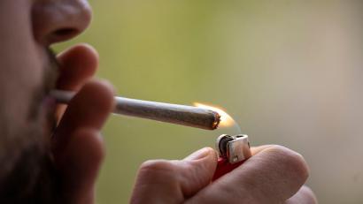 Bild: Hannes P Albert/dpa
Ein junger Mann zündet sich einen Joint an. Bei der Caritas Amberg-Sulzbach suchten 2023 mehr Jugendliche Hilfe bei der Suchtberatung als die Jahre zuvor. Jetzt soll das Angebot ausgeweitet werden.