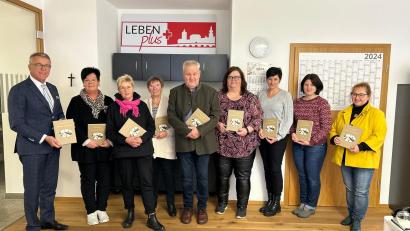 Bild: Janka Hannemann-Mathes
Eberhard Polland (Mitte) hat ein neues Buch zur Tirschenreuther Stadtgeschichte veröffentlicht. Bei der Vorstellung dabei waren (von links) Bürgermeister Franz Stahl, Silvia Schneider von Schreibwaren Schneider, Anneliese Kühn von Schreibwaren Häckl-Kühn, die Ehefrau des Autors, Anni Polland, Margot Konz von der Buchhandlung St. Peter, Pollands Tochter Kerstin Franz, Stefanie Teicher vom Bücherhaus Rode sowie "Leben plus"-Quartiersmanagerin Cornelia Stahl.