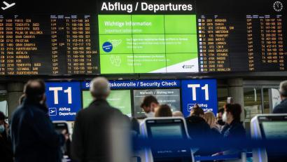 Symbolbild:  Christoph Schmidt/dpa
Die Flüge sind eine große Stellschraube bei Pauschalreise-Preisen – je nachdem, von wo es losgeht, kann der Urlaub wesentlich günstiger oder teurer werden.