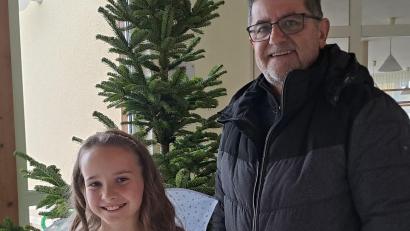 Bild: gis
Christkind Milena mit Bürgermeister Franz Tauber.