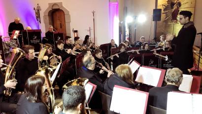 Bild: wro
Im Altarraum der Pfarrkirche Sankt Pankratius gab die Blaskapelle Falkenberg unter der Leitung von Franz Stierstorfer (rechts) ein umjubeltes Konzert.
