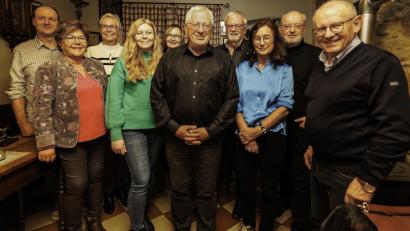 Bild: Marga Schuierer-Boxler/exb
Redakteur Thomas Dobler (vorne Mitte) geht in den Ruhestand. Das Bild entstand bei der Abschiedsfeier mit den Redaktionsmitgliedern (von links) Benjamin Tietz, Claudia Völkl, Irma Held, Kristin Winderl, Gertraud Portner, Wilhelm Amann, Monika Bugl und Clemens Hösamer sowie Mitarbeiter Rudolf Hirsch.