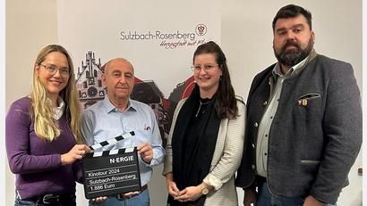 Bild: N-ERGIE/Andreas Eckl
Offizielle Spendenübergabe mit (von links): Sonja Olbrich, kommunale Kundenbetreuerin der N-ERGIE, Kurt Hösl, Kassier SV Loderhof, Sarah Strauß vom Kulturamt der Stadt Sulzbach-Rosenberg und Bürgermeister Stefan Frank