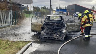 Bild: PI Neustadt an der Waldnaab/exb
Donnerstagmittag bricht ein Feuer in einem Auto in Mantel aus.