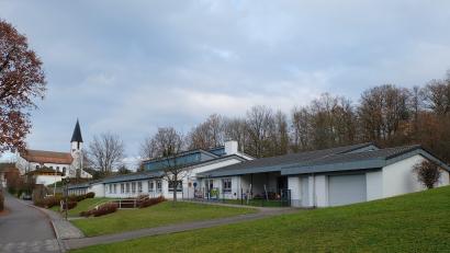 Bild: wlr
Der Kindergarten St. NIkolaus hat sich in den vergangenen 50 Jahren von der Außenansicht fast nicht verändert. Im Inneren des Gebäudes und im Garten können die Gäste ihre Erinnerungen an vergangene Zeiten hervorrufen.