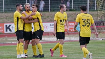 Archivbild: ref
Ein Bild aus dem Hinspiel, in dem der FC Amberg die Eggenfeldener mit 6:3 aus dem Stadion schoss. Der damalige Dreifach-Torschütze Kenan Muslimovic (Zweiter von links) spielt aber mittlerweile nicht mehr für Amberg.