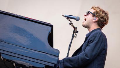Bild: Moritz Frankenberg/dpa
Der britische Singer-Songwriter Tom Odell beim Hurricane Festival. (Archivfoto)