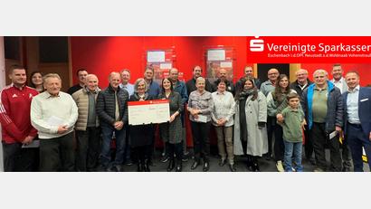 Bild: Katharina Kahol/Sparkasse
Zur Spendenübergabe kommen viele Mitglieder der begünstigten Vereine.