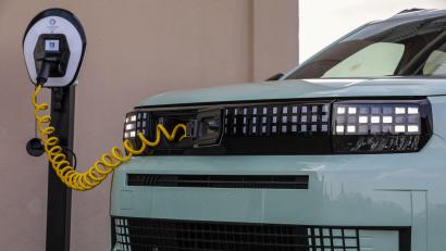 Bild: Fiat/Stellantis/dpa
Kabel aus der Nase: Beim Fiat Grande Panda lässt sich das Ladekabel aus der Front ziehen
