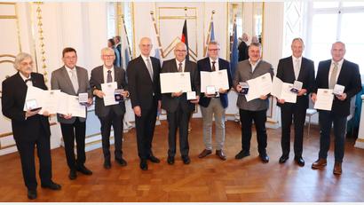 Bild: Regierung der Oberpfalz / Stühlinger-Weinhändler
Regierungspräsident Walter Jonas (4.v.l.) mit allen Geehrten.