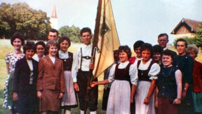 Bild: Archiv Toni Kreckl/exb
Diese undatierte Aufnahme (ca. 1965) der KLJB Brudersdorf mit Fahne ist auch im neuen Heimat-Heft enthalten.