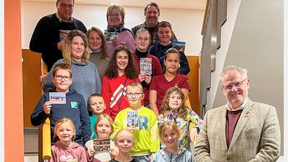 Bild: Andreas Hofmeister/Stadt Schwandorf/exb
Glückliche Gesichter bei den Gewinnern der diesjährigen Postkartenaktion.