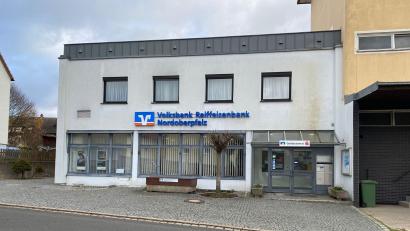 Bild: rti
Die Volksbank Raiffeisenbank Nordoberpfalz schließt Ende März neben den Geschäftsstellen in Falkenberg, Kastl und Krummennaab auch die Filiale in Bad Neualbenreuth (Bild). Was mit dem Gebäude geschieht, steht noch nicht fest.