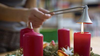 Symbolbild: Florian Schuh/dpa
Die Kerzen auf dem Adventskranz sollten nur dann brennen, wenn man im selben Raum ist.