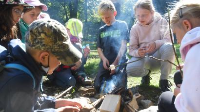 Archivbild: ppfr
Stärkung am Lagerfeuer nach einer aufregenden Schatzsuche: Freizeiten für Kinder und Jugendliche fördern die Entwicklung der Persönlichkeit. Die Förderung der Jugendarbeit war jetzt Thema im Kreisausschuss im Landratsamt Amberg-Sulzbach.