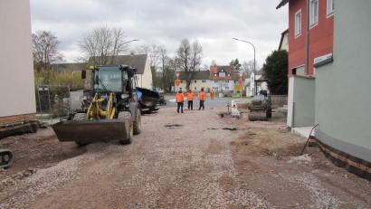 Bild: fg
Rechtzeitig zum Hirschauer Weihnachtsmarkt an diesem Wochenende wird ein kurzes Teilstück der Georg-Schiffer-Straße fertig. Damit wird die Querung der B 14 von der Grundstaße zur Innenstadt über die beampelte Kreuzung wieder möglich.