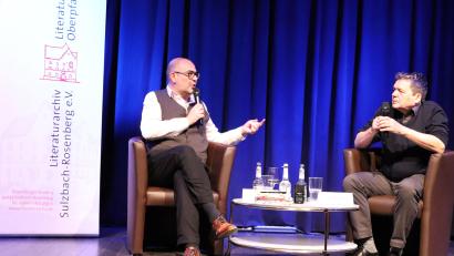 Bild: cog
Im Gespräch mit Thomas Geiger (rechts) stellt Hannes Ringlstetter (links) sein Buch "Ein Steinpilz für die Ewigkeit" vor, in dem er sich mit dem Sterben seines Vaters auseinandersetzt.