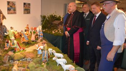 Bild: jr
Diese von den Mitterteicher Schnitzern nachgeschnitzte Krippe von Otto Zehentbauer kommt 2025 in die Stadtpfarrkirche, hier begutachtet (von links) von Bischof Dr. Rudolf Voderholzer, Landrat Roland Grillmeier, Bürgermeister Stefan Grillmeier und Peter F. Dotzauer.