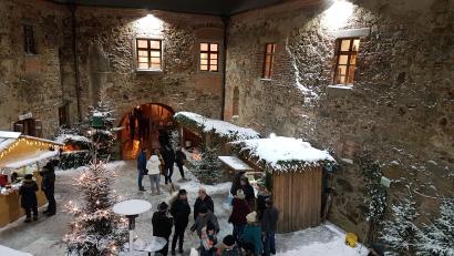 Archivbild: gi
So einen weißen Weihnachtsmarkt wie vor einigen Jahren wünschen sich die Veranstalter am zweiten Advent im Schloss Burgtreswitz.