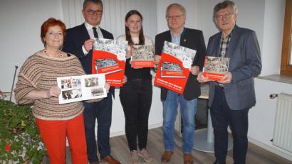 Bild: wel
Bürgermeister Martin Birner (Zweiter von links) freut sich über den neuen Bildband zur Neunburger Geschichte, der von Theo Männer (rechts) und Karl-Heinz Probst (Zweiter von rechts) zusammengetragen und von Barbara Schmid (links) und Maria Prem (Dritte von links) gefertigt wurde