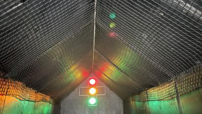 Bild: gri
Das Netz in der Asphaltkapelle vor dem Aufhängen der Christbaumkugeln.