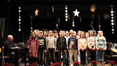 Bild: prh
In den unterschiedlichsten Besetzungen boten Schülerinnen und Schüler sowie Lehrkräfte der Lobkowitz-Realschule den Zuhörern ein abwechslungsreiches Weihnachtskonzert.
