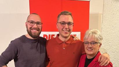 Bild: Sabrina Mainka/exb
Kreissprecher Sebastian Wanner (links) und Kreissprecherin Uschi Maxim (rechts) gratulieren Direktkandidat Tobias Mainka zu seiner Nominierung.