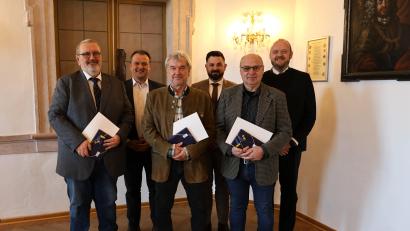 Bild: Landratsamt Neustadt/WN /Marcel Weidner
Landrat Andreas Maier (hinten von rechts), Bürgermeister Sebastian Giering und Bürgermeister Anton Kappl gratulierten den Geehrten (von rechts) Karl Liegl, Rainer Schmeidl und Gerhard Steiner.