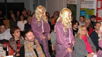 Bild: Hirsch
Die Mitglieder der Theatergruppe "Spieltriebe" greift bei der Veranstaltung zum Gedenktag "Nein zu Gewalt gegen Frauen" Szenen auf, in denen rote Linien überschritten werden.