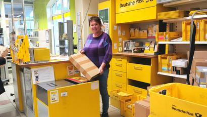 Bild: Portner
Maria Biebl am Postschalter in ihrem Einzelhandelsgeschäft in der Bezirksamtsstraße in Oberviechtach. In drei Monaten sperrt sie den Laden zu.